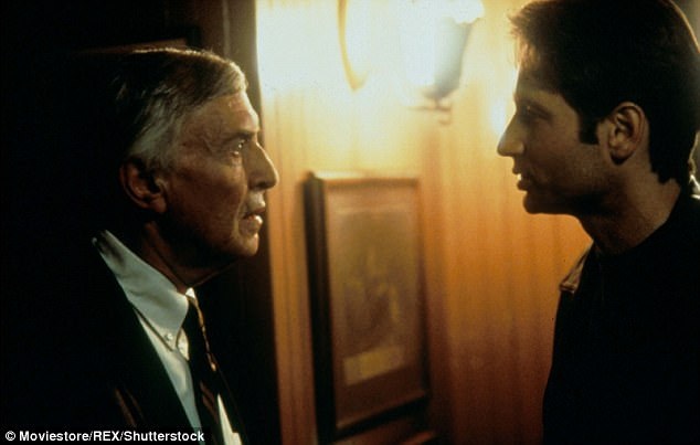 Diễn viên “Nhiệm vụ bất khả thi” qua đời - 4 Martin Landau diễn xuất bên cạnh nam chính David Duchovny trong “The X-Files”. Vai diễn của Landau là một vai phụ, xuất hiện hồi năm 1998.