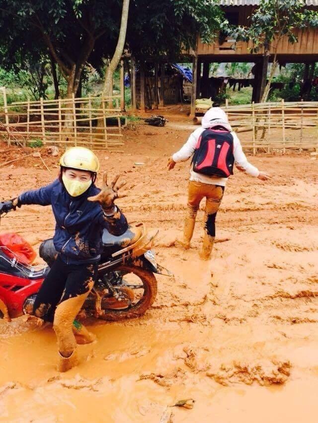 Sởn da gà với cung đường "cắm bản dạy học" của giáo viên vùng cao - 2
Trước ống kính máy ảnh, cô vẫn xòe bàn tay cười vui vẻ, vì với cô thì chuyện ngã xe máy trên đường này vẫn xảy ra hàng ngày