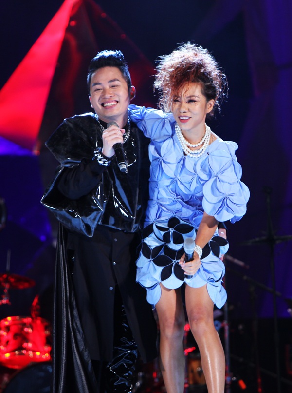 Diva Hồng Nhung nằm ngửa hát, Tùng Dương bật khóc trên sân khấu - 17
Hà Trần cùng gu âm nhạc, cá tính giống Tùng Dương.