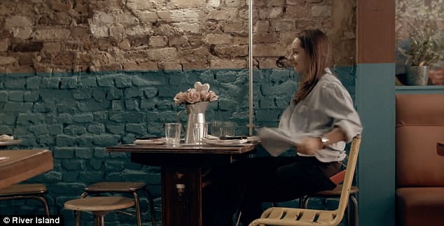 Ê-kíp thực hiện yêu cầu các cô gái từ từ thay đổi trang phục để xem liệu bạn trai của họ có nhận ra không.