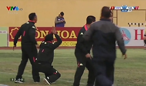 Vái lạy trọng tài, trợ lý CLB Hà Nội FC bị đình chỉ nhiệm vụ 4 trận - 1
Trợ lý Văn Sỹ Sơn bị đình chỉ nhiệm vụ 4 trận