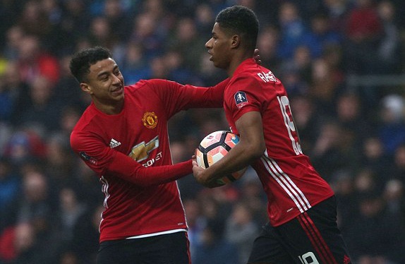 Vượt qua Blackburn, MU vào tứ kết gặp Chelsea - 1
Rashford (phải) ăn mừng bàn thắng ghi quân bình tỉ số cho MU