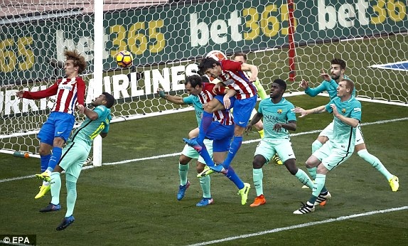 Atletico 1-2 Barcelona: Người hùng Messi - 5
Atletico tỏ ra đầy nguy hiểm trong các tình huống không chiến