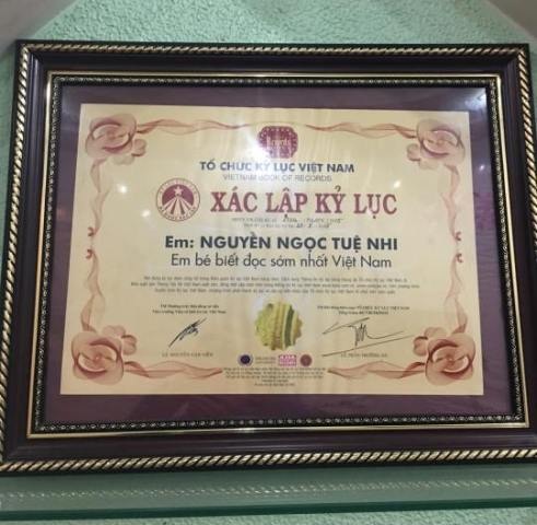 "Choáng" với những em bé có khả năng kỳ lạ nhất Việt Nam - 4 Tuệ Nhi được xác lập kỷ lục “Em bé biết đọc sách sớm nhất Việt Nam”.