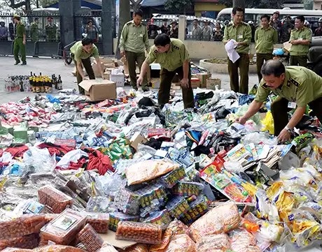 Triệt phá vụ vận chuyển trái phép quặng ti tan qua biên giới và thực phẩm chức năng giả - 1 Lực lượng chức năng thu giữ một lượng lớn thực phẩm chức năng giả (ảnh minh họa)