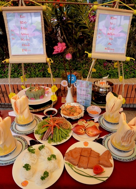 Bàn tiệc gây bất ngờ cho rất nhiều khi thể hiện tốt chủ đề xuân Đinh Dậu với quang gánh, đôi liễn, hoa sen, cá chép… bài trí đơn giản nhưng khá sang trọng, mang tính truyền thống cao.