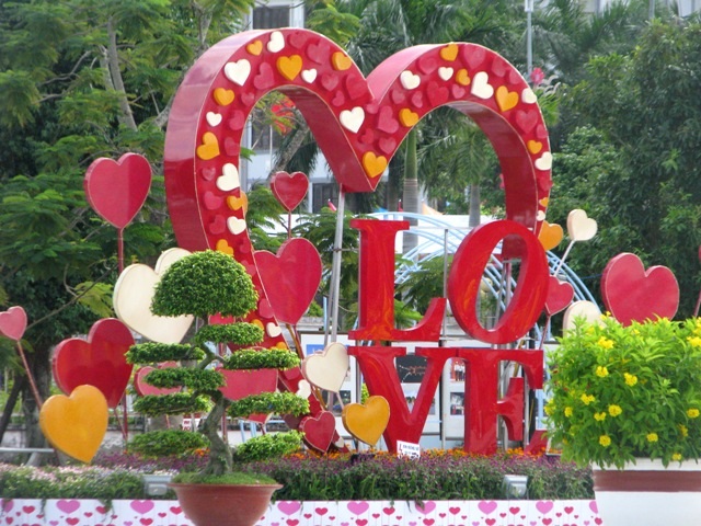 Nhiều tiểu cảnh được trang trí trên Quảng trường Hùng Vương- quảng trường lớn nhất ĐBSCL.