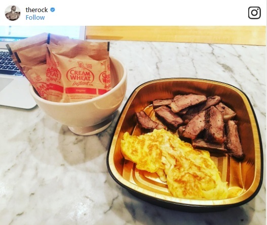 Bữa sáng của Dwayne “Đá tảng” gồm có thịt bò, trứng, và kem lúa mì. Chỉ còn 6 bữa phải ăn trong ngày!