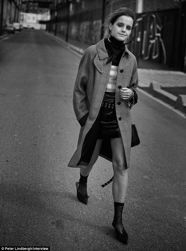Emma Watson sợ định mệnh của những “hình mẫu” - 2 Emma Watson là nhân vật tâm điểm của tờ tạp chí Interview (Mỹ) số ra tháng 5. Cô xuất hiện trong một bộ ảnh đen trắng ấn tượng.