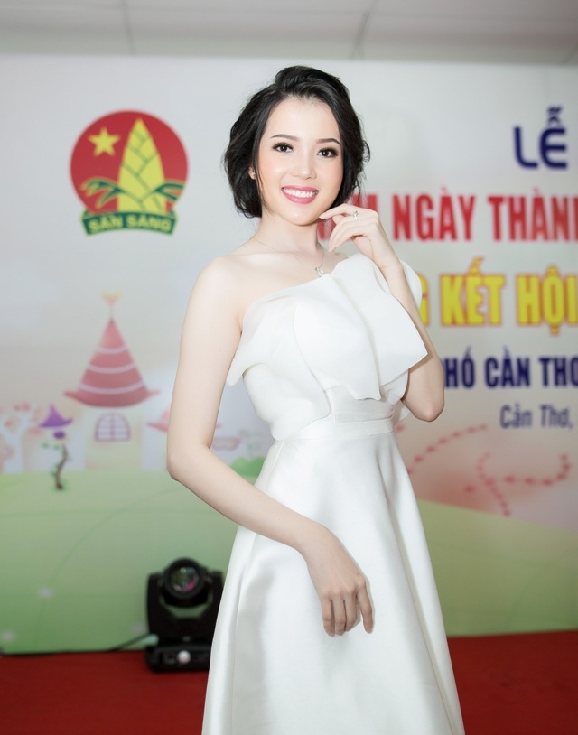 Hoa khôi Huỳnh Thúy Vi đẹp rạng rỡ với đầm xòe trắng - 2 Hoa khôi Huỳnh Thúy Vi đẹp rạng rỡ với đầm xòe trắng - 2