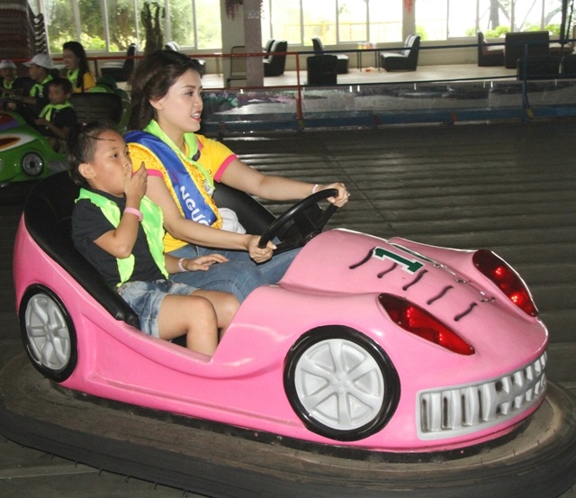 Người đẹp Hoa khôi Nam Bộ cùng em nhỏ mồ côi thăm xứ “Công tử Bạc Liêu” - 6 Vui chơi hết mình với các em nhỏ.