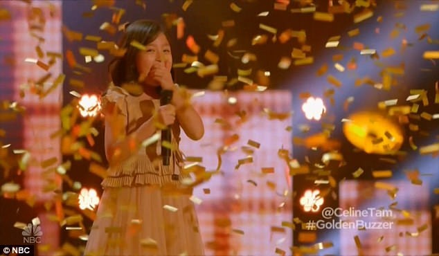 Niềm hạnh phúc trên gương mặt cô bé 9 tuổi khi pháo vàng rơi xuống sân khấu.