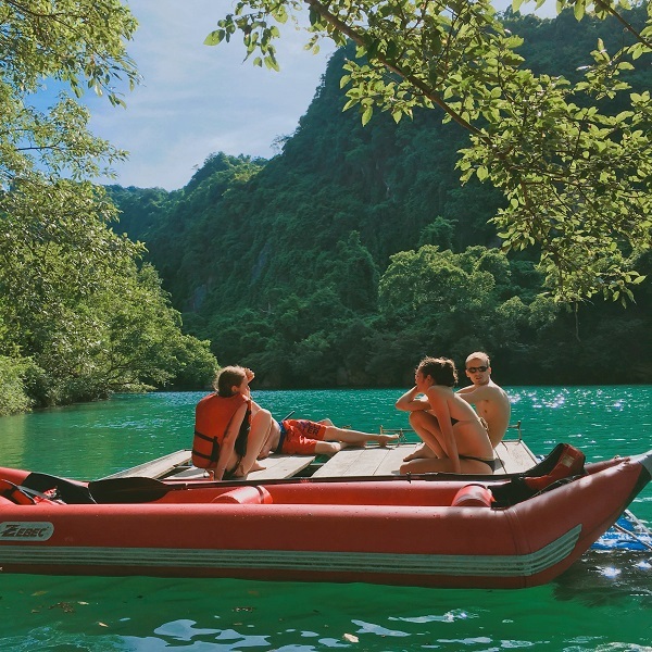 Äáº¿n ÄÃ¢y du khÃ¡ch cÃ³ thá» chÆ¡i cÃ¡c trÃ² chÆ¡i máº¡o hiá»m nhÆ° trÆ°á»£t Zipline, chÃ¨o thuyá»n kayak Äá» ÄÆ°á»£c Äáº¯m mÃ¬nh trong dÃ²ng nÆ°á»c xanh ngáº¯t cá»§a sÃ´ng ChÃ y