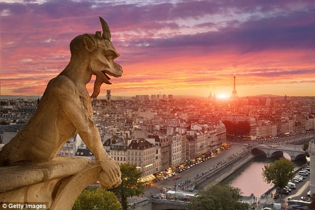 Nhà thờ Đức Bà Paris cần… 100 triệu euro để tu sửa - 2 Những bức tượng với dáng hình kỳ quái nằm trên các miệng máng xối đã tạo nên vẻ đẹp ngoại thất cho nhà thờ.