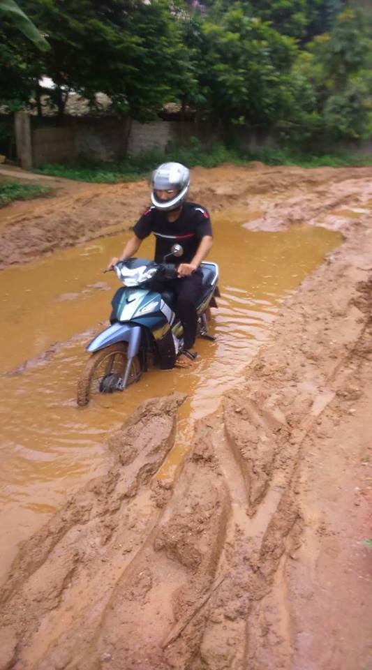 Sởn da gà với cung đường "cắm bản dạy học" của giáo viên vùng cao - 6
Cả đoạn đường dài ngập trong nước và bùn đất đỏ