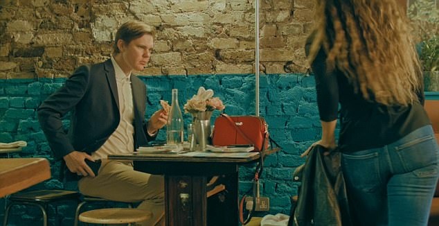 Yassmine Alice hẹn hò với Janis Krumins, anh này hoàn toàn không nhận ra bất cứ thay đổi nào ở người bạn gái mà anh đã hẹn hò 6 tháng, ngoại trừ một thay đổi không thể không nhận ra, đó là từ váy chuyển sang… quần.