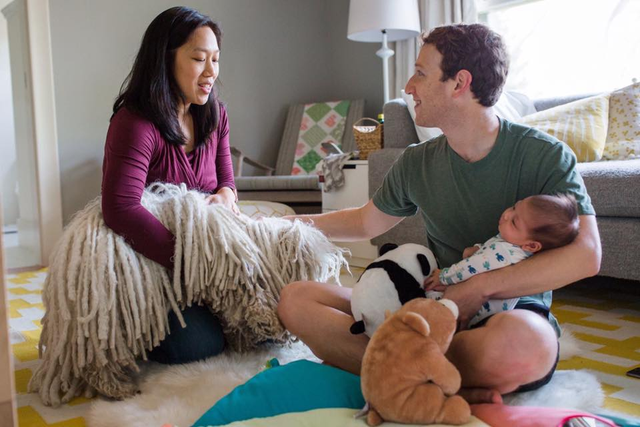 Mark Zuckerberg được biết đến là một trong những tỷ phú trên thế giới dành nhiều thời gian nhất bên gia đình, gồm vợ là Priscilla Chan và con gái, Max. Bản thân anh từng thừa nhận đằng sau thành công của mình là một người bạn đời đặc biệt: Priscilla đã góp phần tạo nên tôi của ngày hôm nay