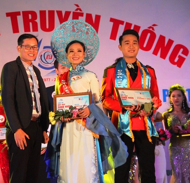 Sinh viên ĐH Quy Nhơn tỏa sáng trong cuộc thi tìm kiếm "trai tài gái sắc" - 10 Á Khôi 1 được trao cho thí sinh Huỳnh Thị Ái Hằng (lớp Sư phạm Địa lý 37, ĐH Quy Nhơn); Nam vương 1 được trao cho Nguyễn Thanh Hoài (lớp Quản lý Nhà nước K37). Á Khôi 2 được trao cho thí sinh Ngô Nữ Ý Nhi (Sư phạm Anh K38B); Nam vương 2 là thí sinh Lê Quốc Thái (Ngôn ngữ Anh K38E). Ngoài ra, Ban tổ chức trao các giải phụ cho thí sinh mặc trang phục áo dài và tự chọn đẹp nhất (trong ảnh Á khôi 1 và Nam vương 1).