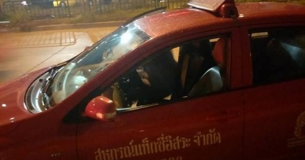 Thái Lan: Cô gái bị đuổi khỏi taxi vì "mồm hôi" - 1 Thái Lan: Cô gái bị đuổi khỏi taxi vì "mồm hôi" - 1