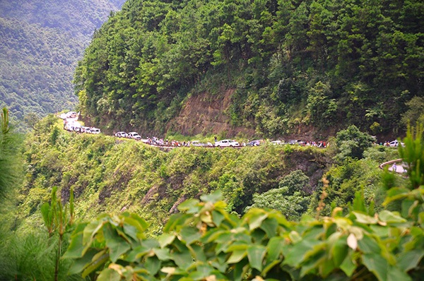 Tình trạng ùn tắc tương tự cũng xảy ra tại đoạn đường lên núi Mẫu Sơn (Lạng Sơn). Theo đó, do tuyến đường nhỏ hẹp, nhiều ô tô di chuyển cùng một lúc dẫn đến tắc đường cục bộ. Ảnh: Dân Việt