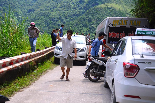 Tình trạng ùn tắc kéo dài khiến nhiều tài xế buộc phải xuống đường, đứng ra phân luồng giao thông. Được biết, trong dịp lễ mùng 2.9, Khu du lịch núi Mẫu Sơn đón khoảng 3.500 lượt khách. Lượng khách đông lại dồn vào cùng một thời điểm nên tình trạng ùn tắc, quá tải khó tránh khỏi.