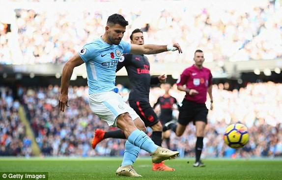 
Aguero thực hiện pha dứt điểm gây nguy hiểm đầu tiên của Man City về phía khung thành của Arsenal
