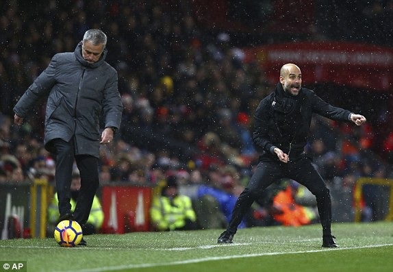 
Mourinho và Guardiola bên ngoài đường biên
