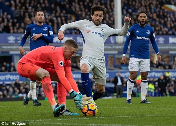 
Chelsea (áo trắng) bất lực trong việc ghi bàn trên sân Everton
