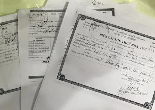 Luật sư “kêu cầu” quyền lợi cho dân, Bí thư tỉnh uỷ chuyển công văn đề nghị Uỷ ban tỉnh Lào Cai giải quyết - 2
Biên lai thu thuế nhà đất trong nhiều năm được gia đình bà Bỉnh lưu giữ.