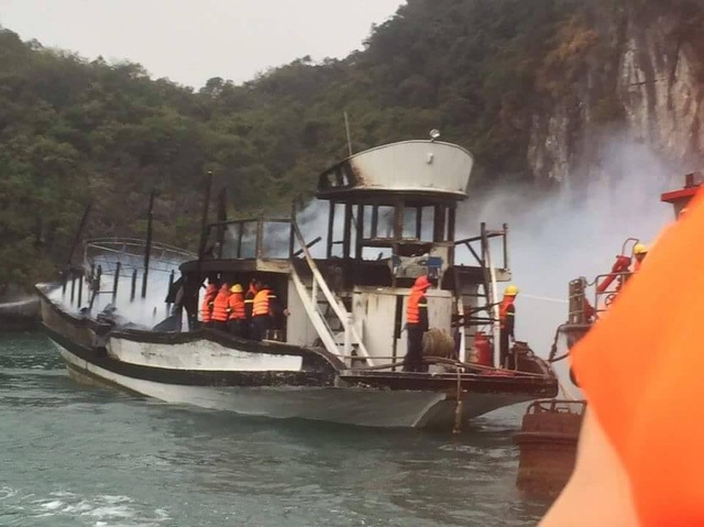 Cháy tàu du lịch ở Cảng Tuần Châu - 1
Liên tục xảy ra các vụ cháy tàu du lịch trên Vịnh Hạ Long khiến du khách e ngại. (Ảnh minh họa: CTV)