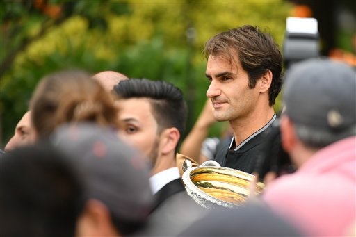 Federer khoe cúp vô địch ở vườn hoàng gia Australia - 6
Federer đã có 18 danh hiệu vô địch Australian Open, giờ anh đã hơn Nadal bốn danh hiệu vô địch và là người có hiệu danh hiệu Grand Slam nhất trong lịch sử