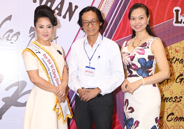 Đại sứ Vì cộng đồng chung tay chia sẻ tình người - 8 Họa sĩ Lê Phương chụp hình lưu niệm với các nữ doanh nhân