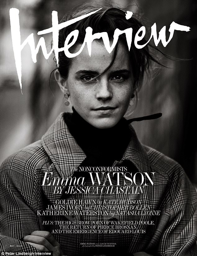 Emma Watson sợ định mệnh của những “hình mẫu” - 3 Trái với hình ảnh đẹp đẽ trong sáng thường thấy, Emma Watson để lộ những đốm tàng nhang và xuất hiện khá trầm lắng trong bộ ảnh mới. Bối cảnh thực hiện bộ ảnh là những đường phố của Paris.