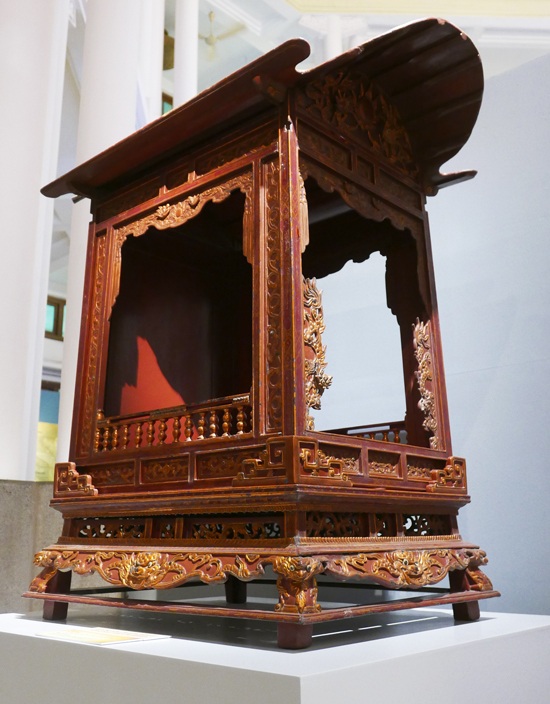 Hà Nội: Ngắm cổ vật sơn son thếp vàng hàng trăm năm tuổi - 13
Long đình - một loại kiệu có mui dùng trong các đám rước thần, làm bằng gỗ sơn thếp từ thế kỷ 18.