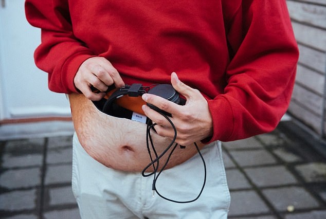 Chiếc túi bụng đã từng là một món đồ tiện dụng đối với nam giới, dù vậy, trong nhiều năm trở lại đây, sản phẩm này dần trở nên lỗi thời khi không tạo được vẻ thời trang cho người sử dụng. Sau khi thiết kế của Albert Pukies tung ra, ngay lập tức, túi bụng “bụng bia” liền gây sốt.