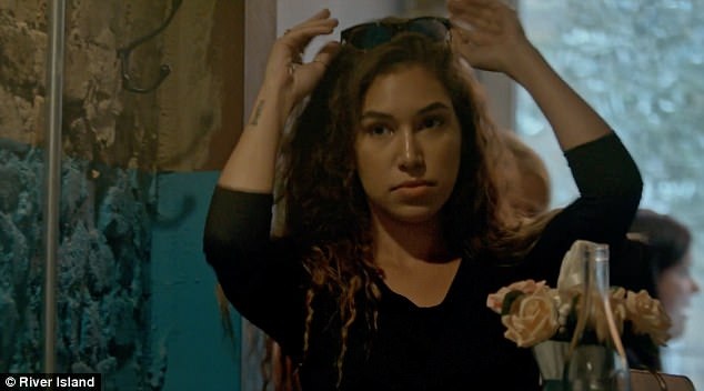 Đa phần các chàng trai xuất hiện trong clip không nhận ra những thay đổi về trang phục của bạn gái mình ngay trong cuộc gặp.