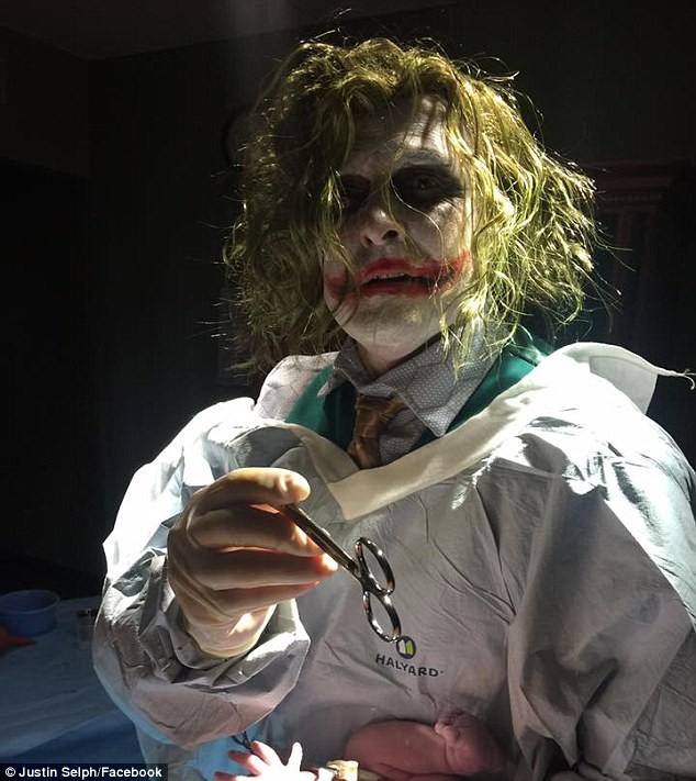 Ca đỡ đẻ diễn ra thành công, cô bé Oaklyn đã bước ra với thế giới nhờ… “bác sĩ Joker”. Trước khi bước vào phòng sinh, bác sĩ Paul Locus đã cẩn thận hỏi vợ chồng nhà Selph xem mình có cần thay đồ và xóa bỏ lớp hóa trang không, nhưng vợ chồng nhà Selph đã đề nghị bác sĩ cứ giữ nguyên.