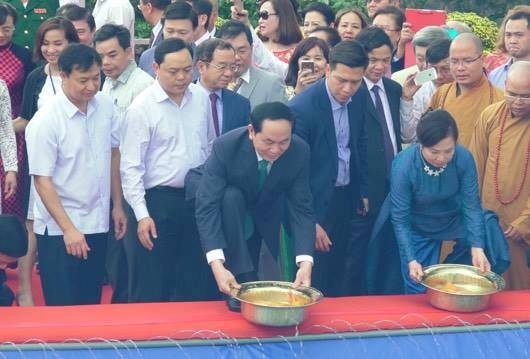 Chủ tịch nước thả cá chép trên sông Sài Gòn - 7 Chủ tịch nước thả cá chép trên sông Sài Gòn - 7