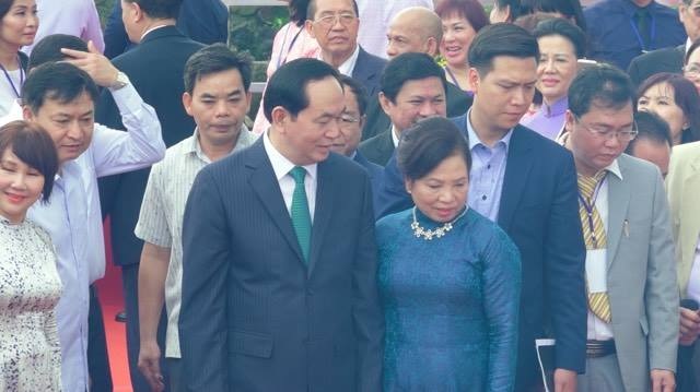 Chủ tịch nước thả cá chép trên sông Sài Gòn - 4 Chủ tịch nước Trần Đại Quang và phu nhân tiến ra khu vực bến sông để tiến hành nghi thức thả cá chép