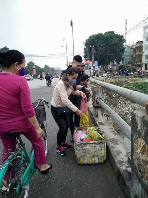 Cá chép tấp nập đi... lên trời - 27 Rác đã được người dân ý thức gom vào trong thùng