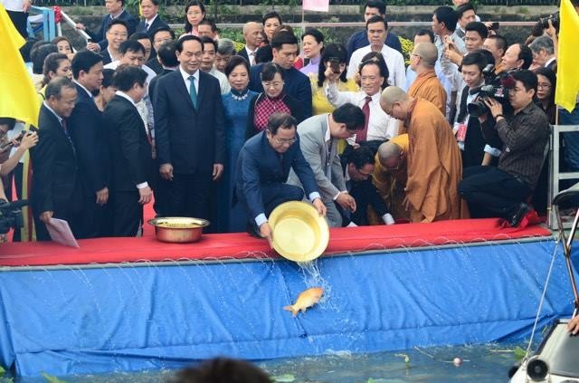 Chủ tịch nước thả cá chép trên sông Sài Gòn - 9
Lãnh đạo TPHCM cùng các kiều bào cũng tham gia nghi thức truyền thống trong dịp Tết cổ truyền.