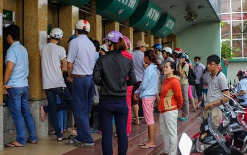 Mệt mỏi cao độ, xếp hàng chờ rút tiền ATM - 1
Tại các khu công nghiệp Linh Xuân (quận Thủ Đức), khu chế xuất Tân Thuận (quận 7), hàng trăm công nhân xếp hàng dài trước trụ ATM để tút tiền về Tết.