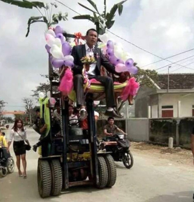 Những màn rước dâu bằng dàn xe hoa “độc” nhất Việt Nam - 11 Màn rước dâu độc, lạ của chú rể Nghệ An thu hút sự chú ý của rất đông người đi đường