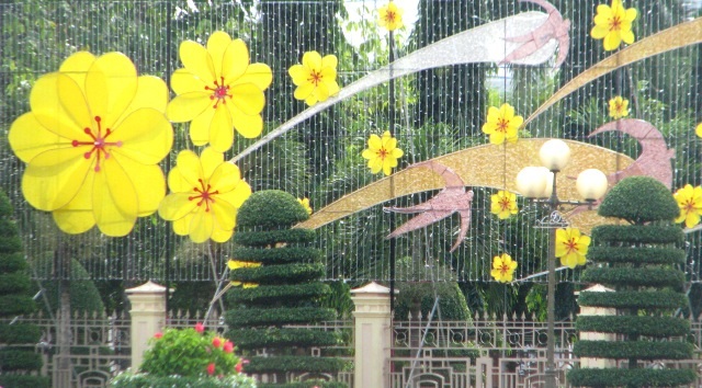 Mùa Xuân không thể thiếu hoa mai, hoa đào tươi thắm.