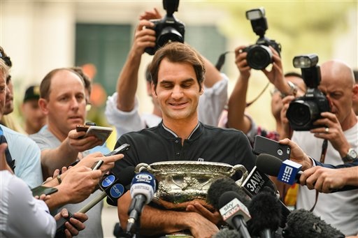 Federer khoe cúp vô địch ở vườn hoàng gia Australia - 7
Federer vui vẻ trả lời các câu hỏi