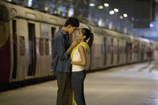 Tại sao cặp đôi “Triệu phú ổ chuột” chia tay trong tiếc nuối? - 3 Freida Pinto đã chia tay với bạn diễn Dev Patel của phim “Triệu phú ổ chuột” hồi năm 2014, hiện tại, cô vẫn đang tận hưởng cuộc sống độc thân. Tham gia diễn xuất trong bộ phim đình đám đã nhen nhóm cho cuộc tình giữa hai người.