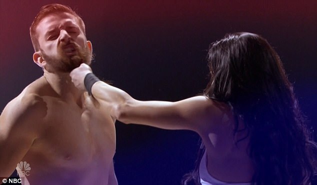 Cặp đôi anh em ruột Billy và Emily thực hiện các động tác nguy hiểm trong tiết mục.