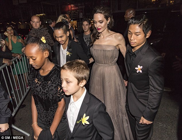 Ý nghĩa đằng sau những hình xăm bí ẩn của Angelina Jolie - 11 Angelina và các con của mình đều cài bông hoa đại lên trang phục hoặc mái tóc. Bông hoa được cho là tượng trưng cho năng lượng tích cực.