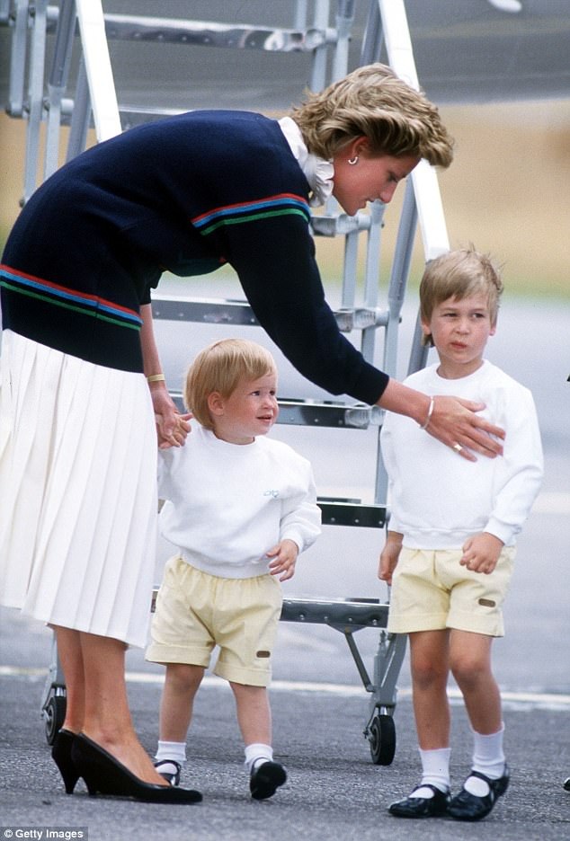 Tại sao “hoàng tử bé” nước Anh luôn mặc quần soóc? - 3 Hai hoàng tử Anh - William và Harry - trong một bức ảnh chụp bên công nương Diana hồi tháng 8/1986. Có thể thấy quần soóc là một trang phục đặc trưng dành cho các hoàng tử bé trong Hoàng gia Anh.