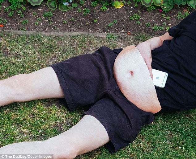 Nhà thiết kế Albert Pukies cho biết anh muốn béo lên mà mãi không thành công nên đã quyết định sáng tạo ra dòng túi “bụng bia”.